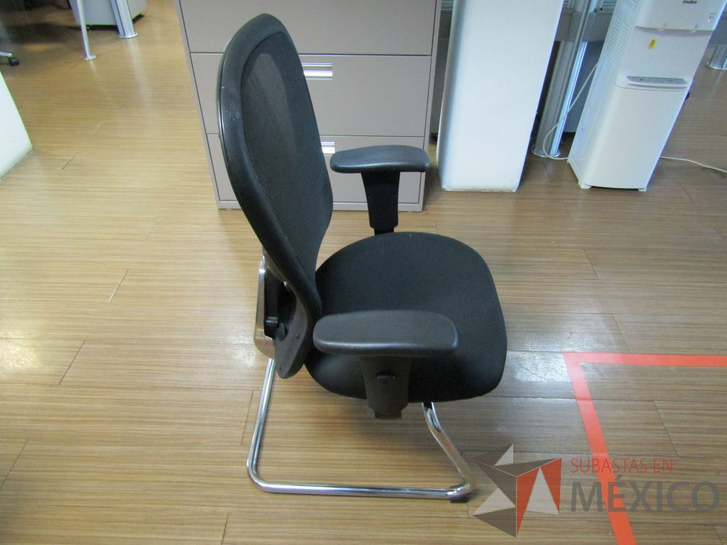 Lote 289 - Silla fija, descansabrazos, respaldo en malla y asiento en tela color negro - Imagen 3