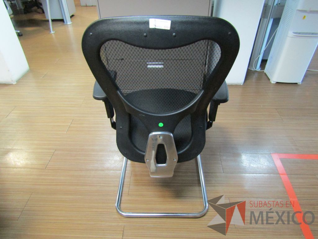 Lote 289 - Silla fija, descansabrazos, respaldo en malla y asiento en tela color negro - Imagen 4