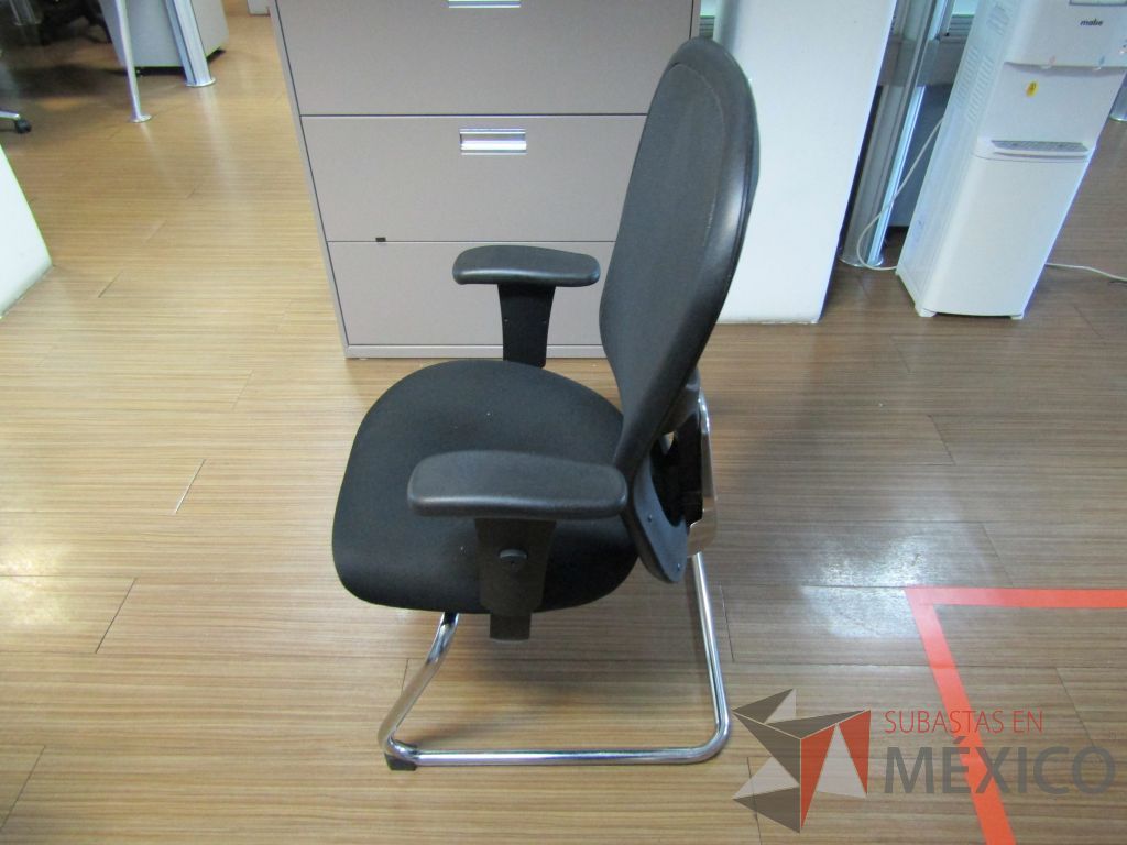Lote 289 - Silla fija, descansabrazos, respaldo en malla y asiento en tela color negro - Imagen 5