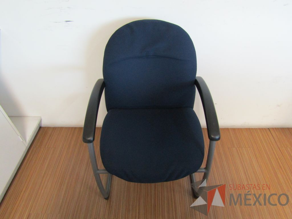 Lote 192 - 2 Sillas fijas, descansabrazos, base trineo, asiento y respaldo en tela color azul