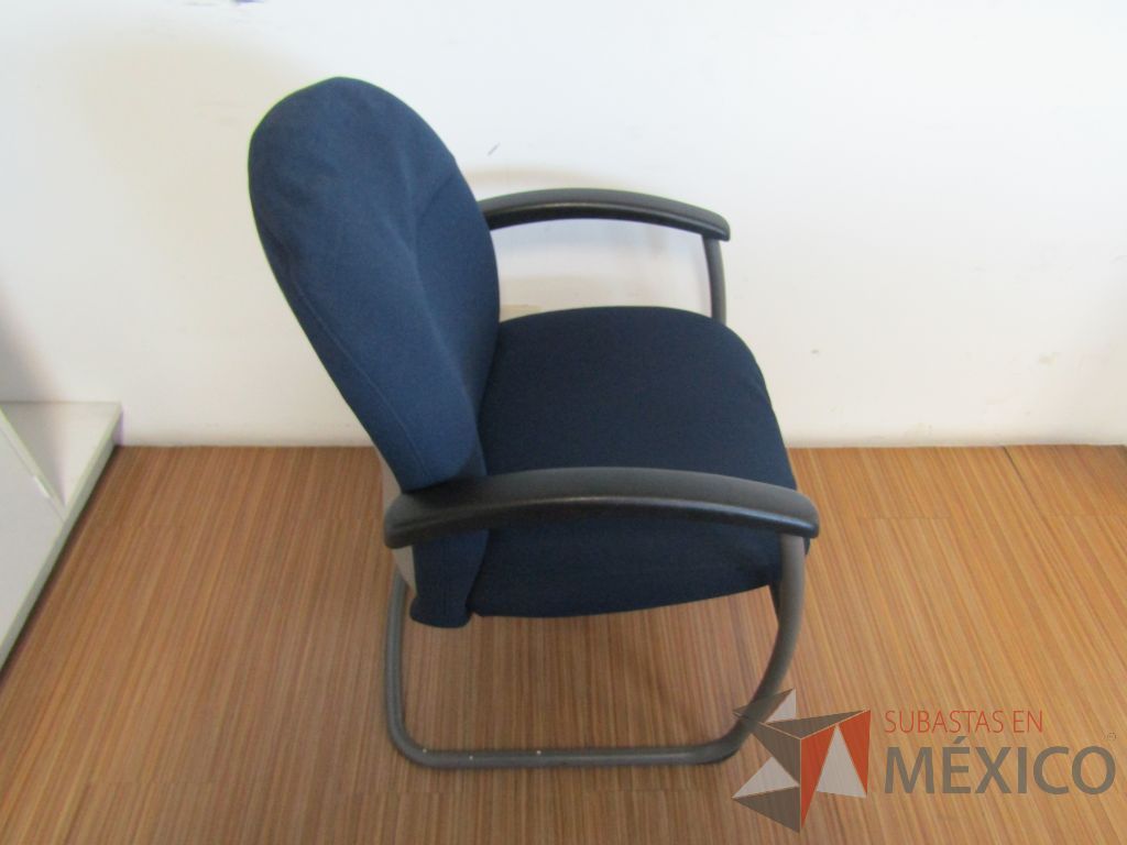 Lote 192 - 2 Sillas fijas, descansabrazos, base trineo, asiento y respaldo en tela color azul - Imagen 3