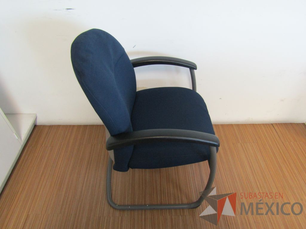 Lote 192 - 2 Sillas fijas, descansabrazos, base trineo, asiento y respaldo en tela color azul - Imagen 4