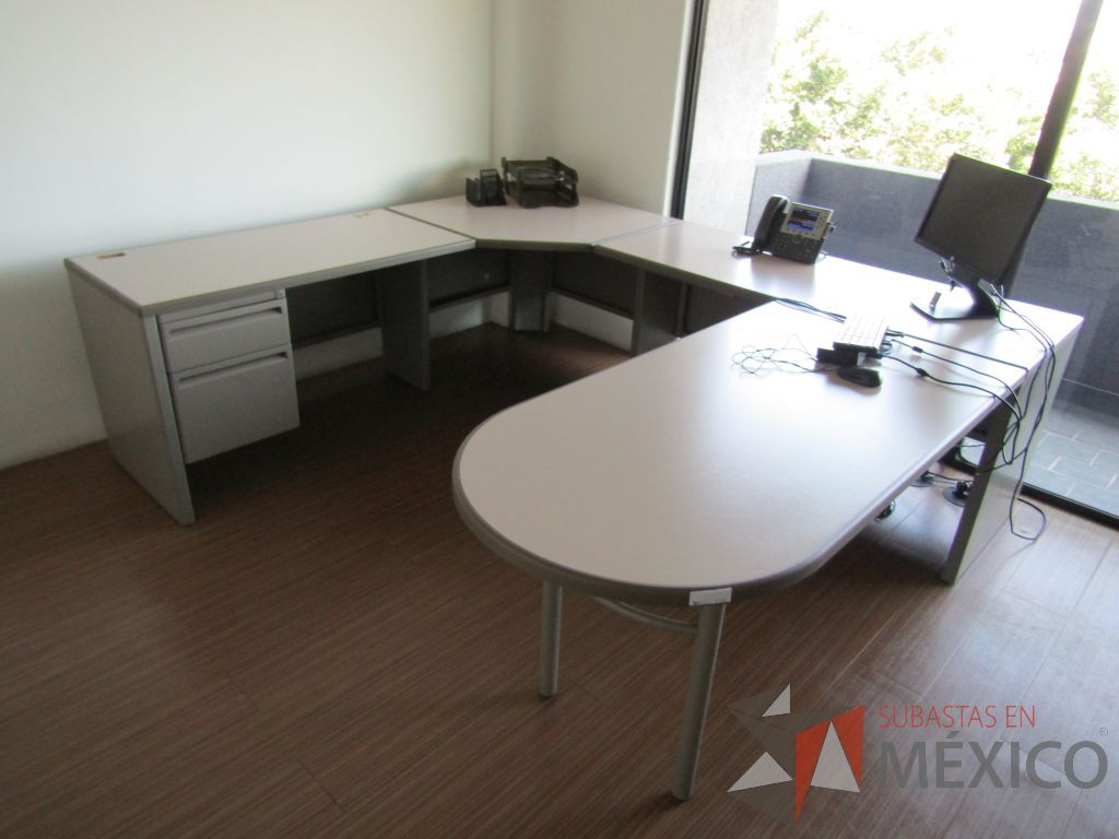 Lote 199 - Escritorio en herradura con archivero de pedestal de 2 cajones - Imagen 5