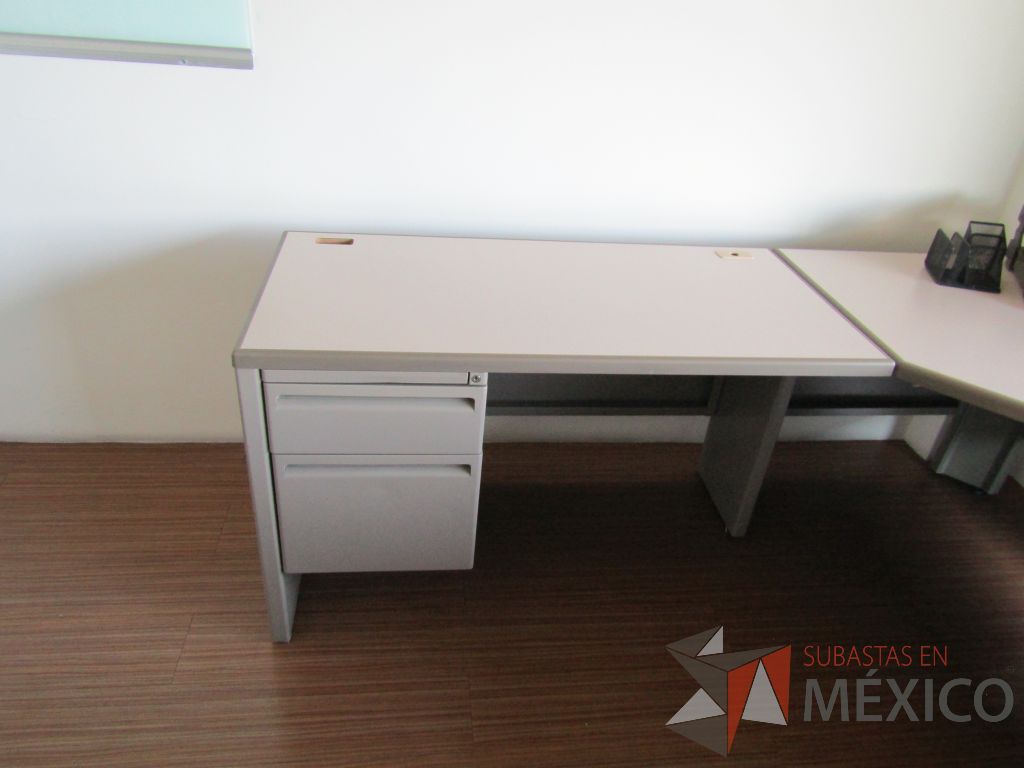 Lote 199 - Escritorio en herradura con archivero de pedestal de 2 cajones - Imagen 6