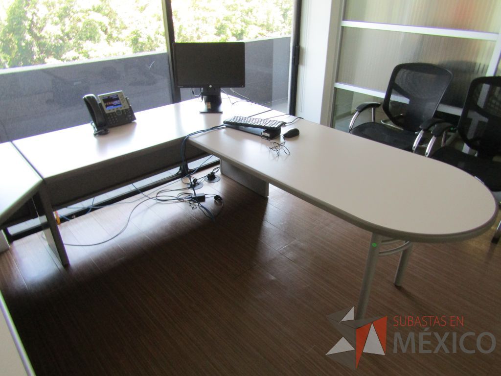 Lote 199 - Escritorio en herradura con archivero de pedestal de 2 cajones - Imagen 10