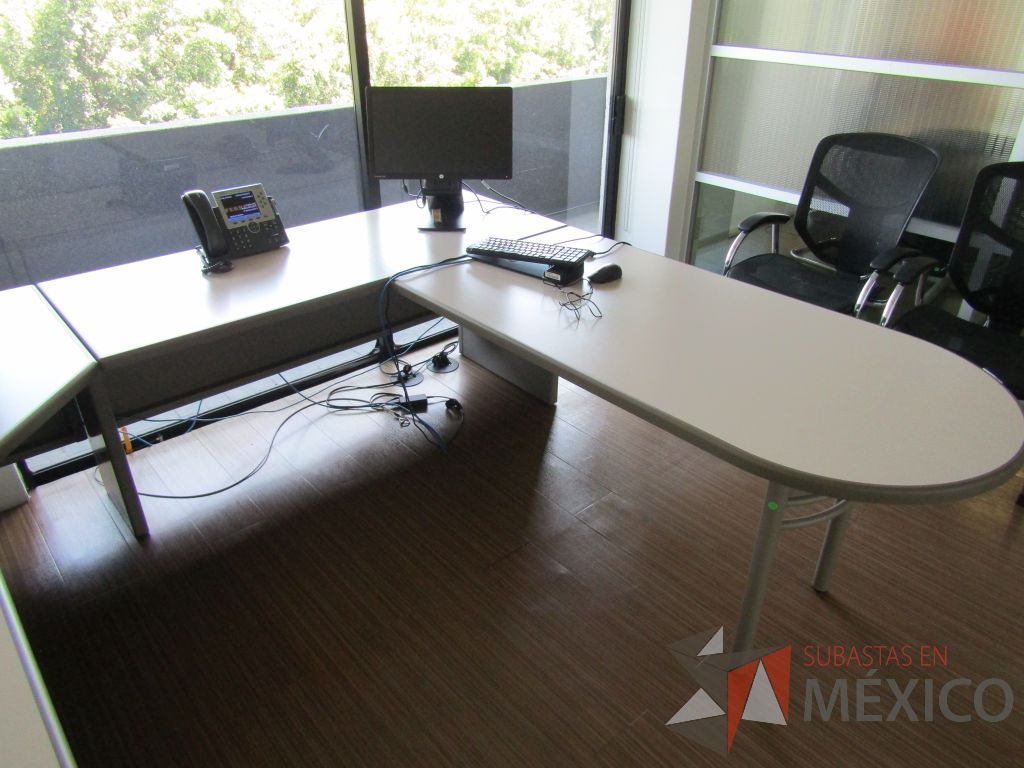 Lote 199 - Escritorio en herradura con archivero de pedestal de 2 cajones - Imagen 11