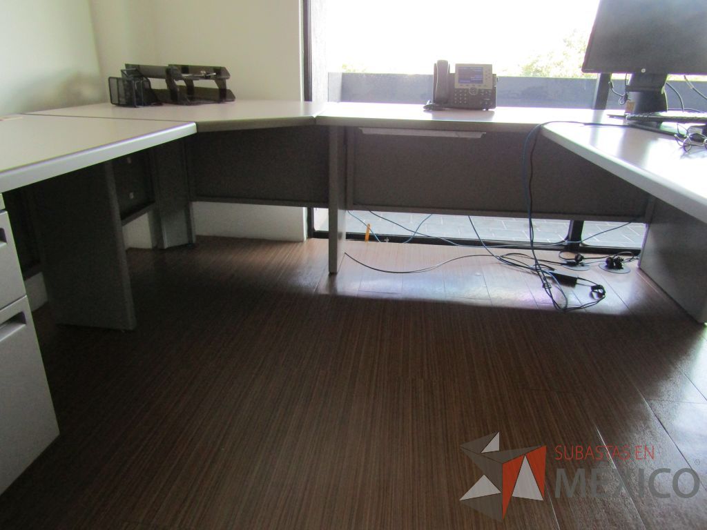 Lote 199 - Escritorio en herradura con archivero de pedestal de 2 cajones - Imagen 13