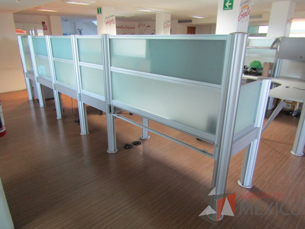 Lote 201 - Estación de trabajo para 14 personas con mampara alta y baja, 14 gavetas, 14 repisas y 14 archiveros de 3 cajones - Imagen 16
