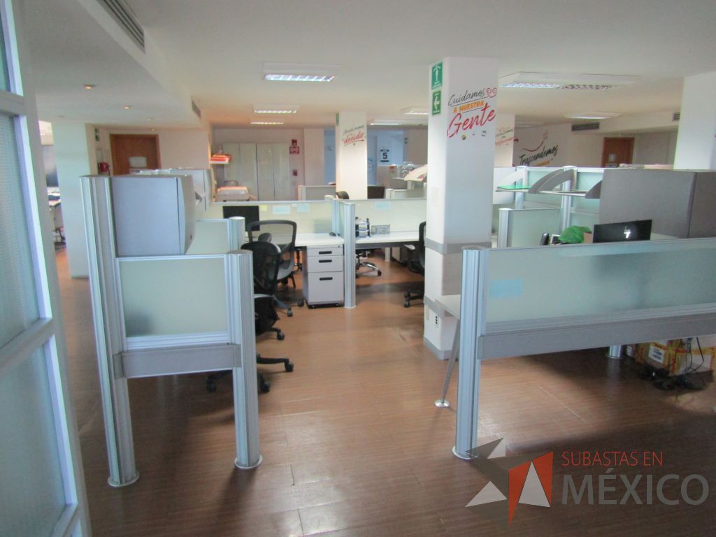 Lote 201 - Estación de trabajo para 14 personas con mampara alta y baja, 14 gavetas, 14 repisas y 14 archiveros de 3 cajones - Imagen 13