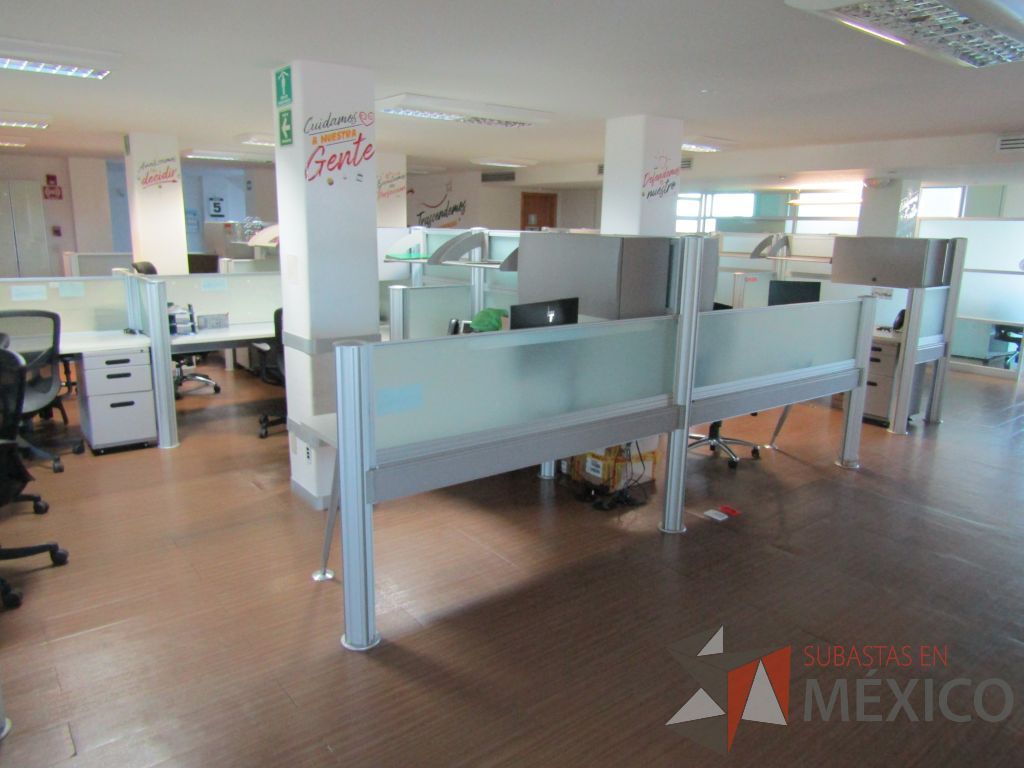 Lote 201 - Estación de trabajo para 14 personas con mampara alta y baja, 14 gavetas, 14 repisas y 14 archiveros de 3 cajones - Imagen 12