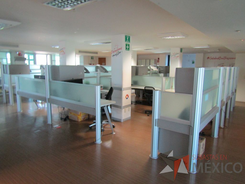 Lote 201 - Estación de trabajo para 14 personas con mampara alta y baja, 14 gavetas, 14 repisas y 14 archiveros de 3 cajones