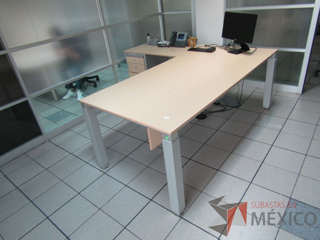 Lote 311 - Escritorio en escuadra con archivero de 3 cajones - Imagen 4