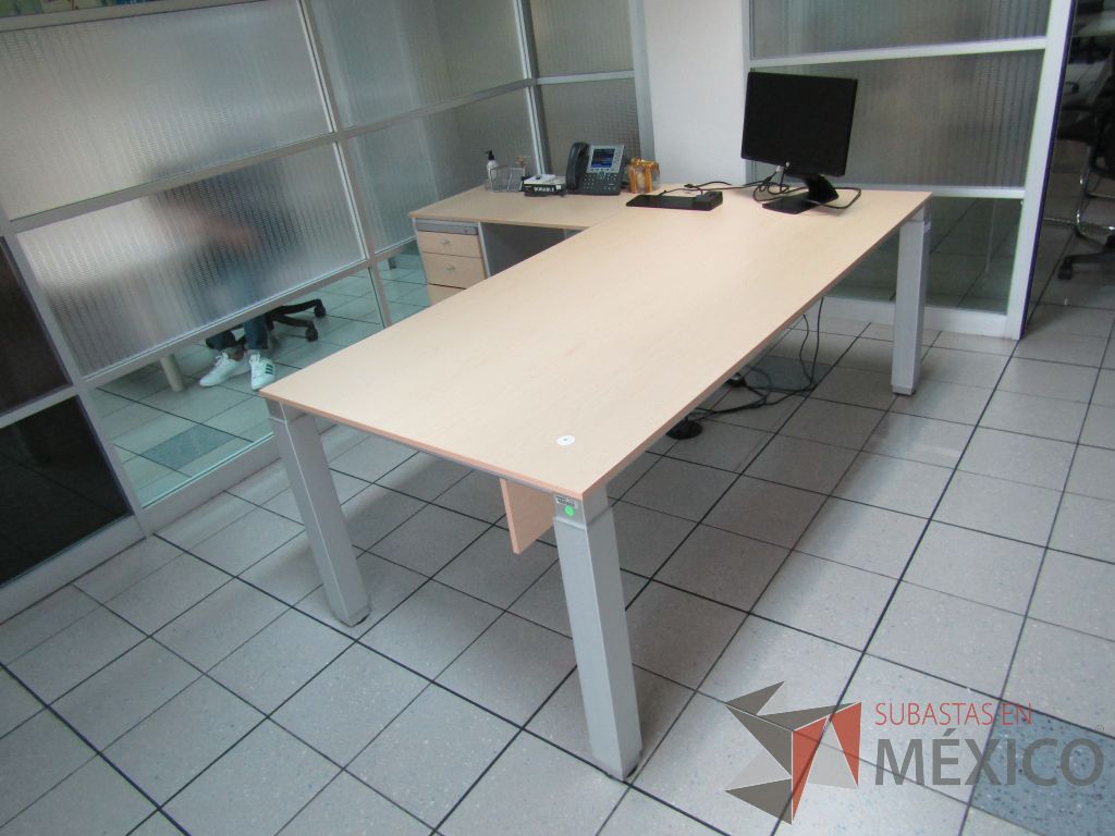 Lote 311 - Escritorio en escuadra con archivero de 3 cajones - Imagen 6