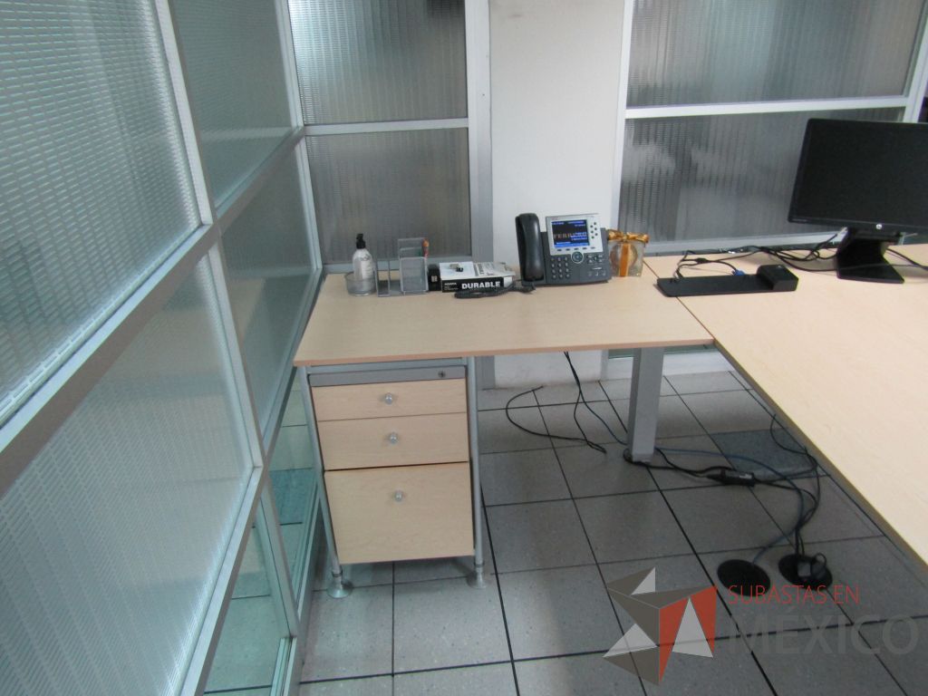Lote 311 - Escritorio en escuadra con archivero de 3 cajones - Imagen 7