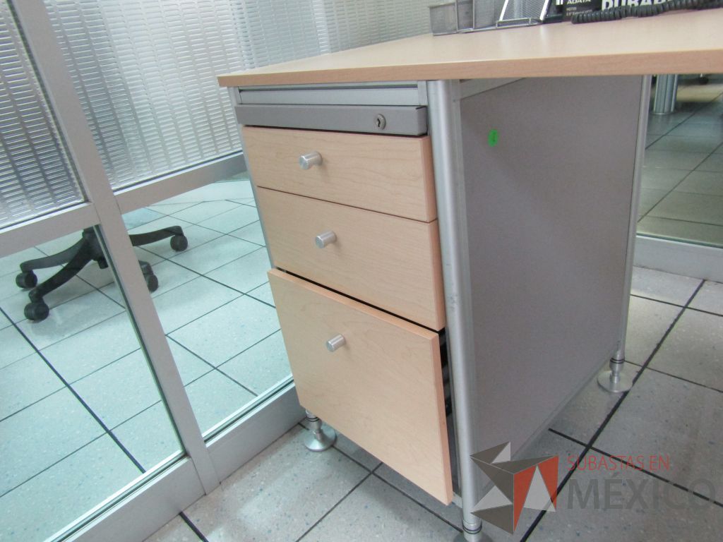 Lote 311 - Escritorio en escuadra con archivero de 3 cajones - Imagen 10