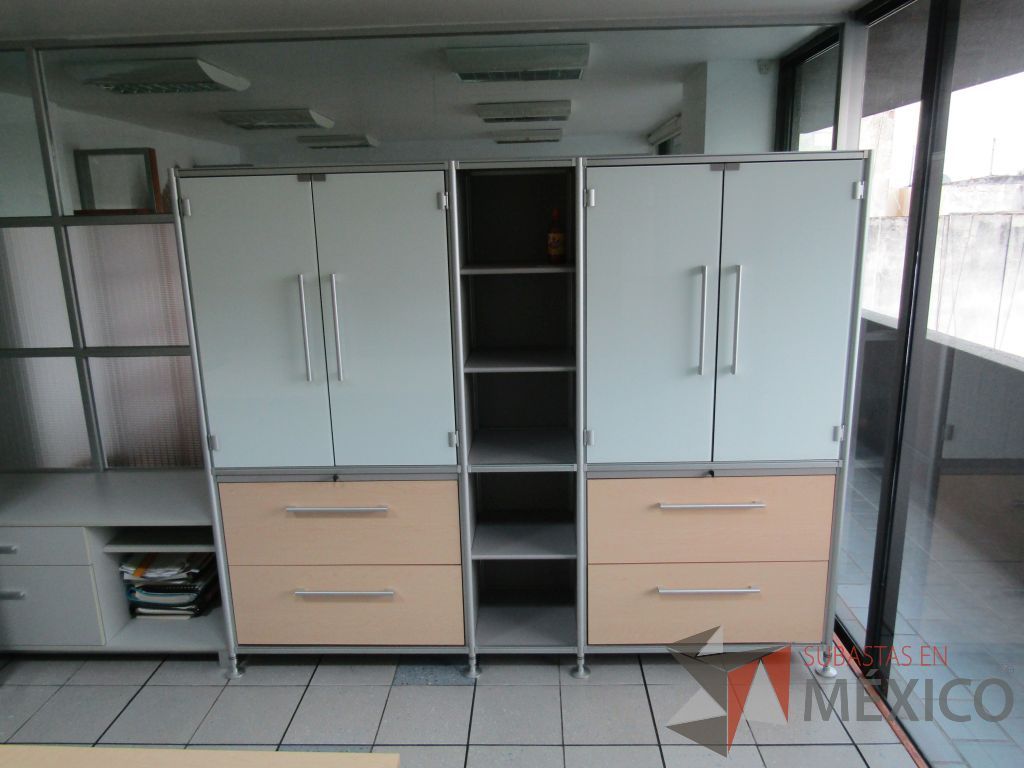 Lote 312 - Mueble con 4 cajones, 4 puertas y 4 entrepaños