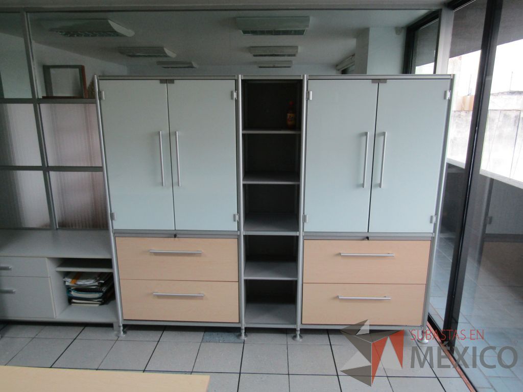 Lote 312 - Mueble con 4 cajones, 4 puertas y 4 entrepaños - Imagen 2