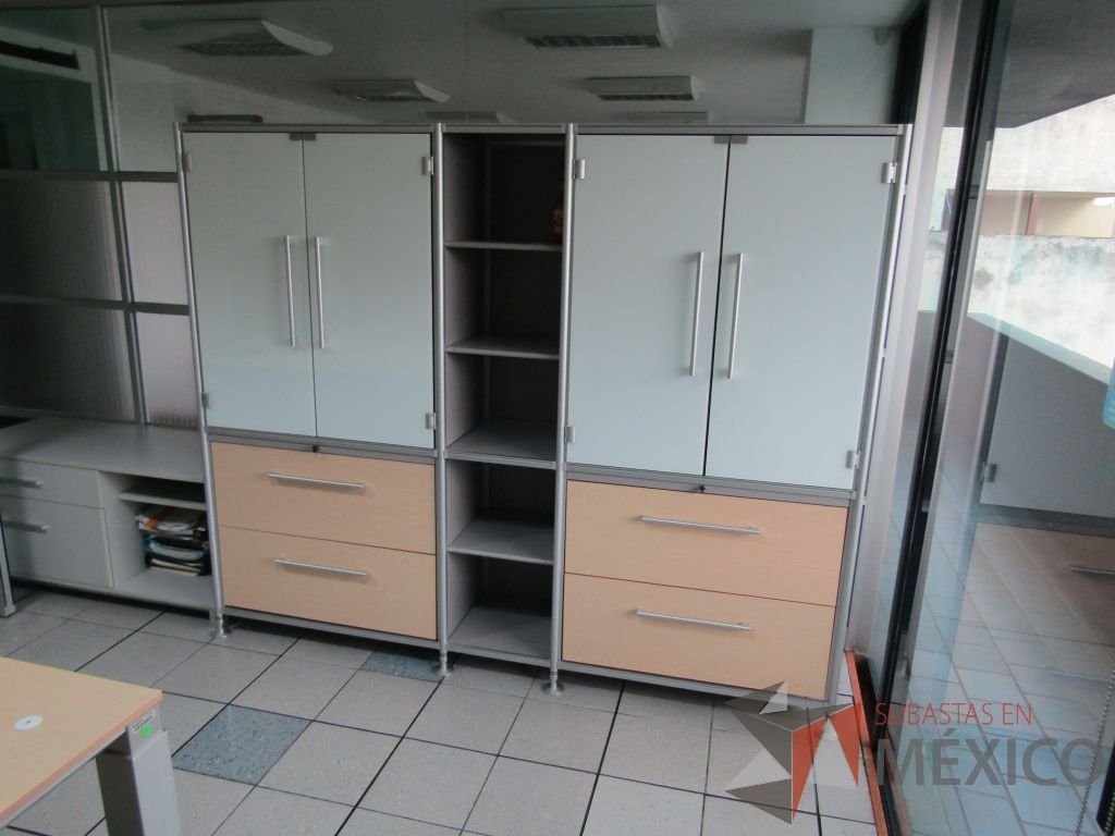 Lote 312 - Mueble con 4 cajones, 4 puertas y 4 entrepaños - Imagen 3
