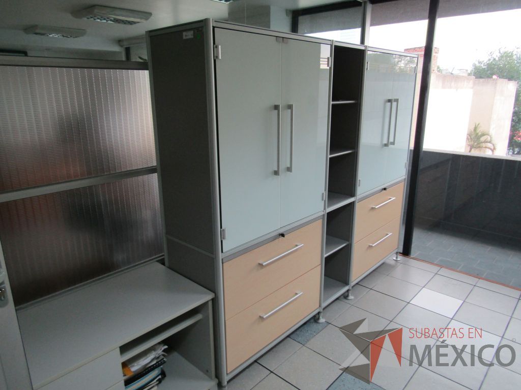 Lote 312 - Mueble con 4 cajones, 4 puertas y 4 entrepaños - Imagen 4