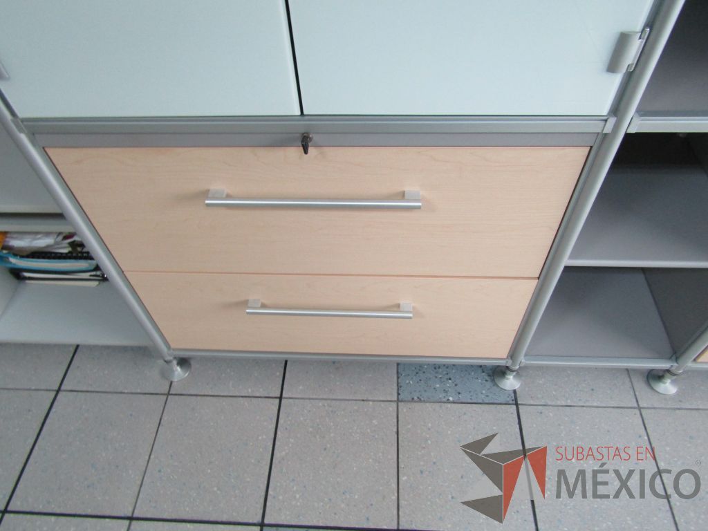 Lote 312 - Mueble con 4 cajones, 4 puertas y 4 entrepaños - Imagen 6