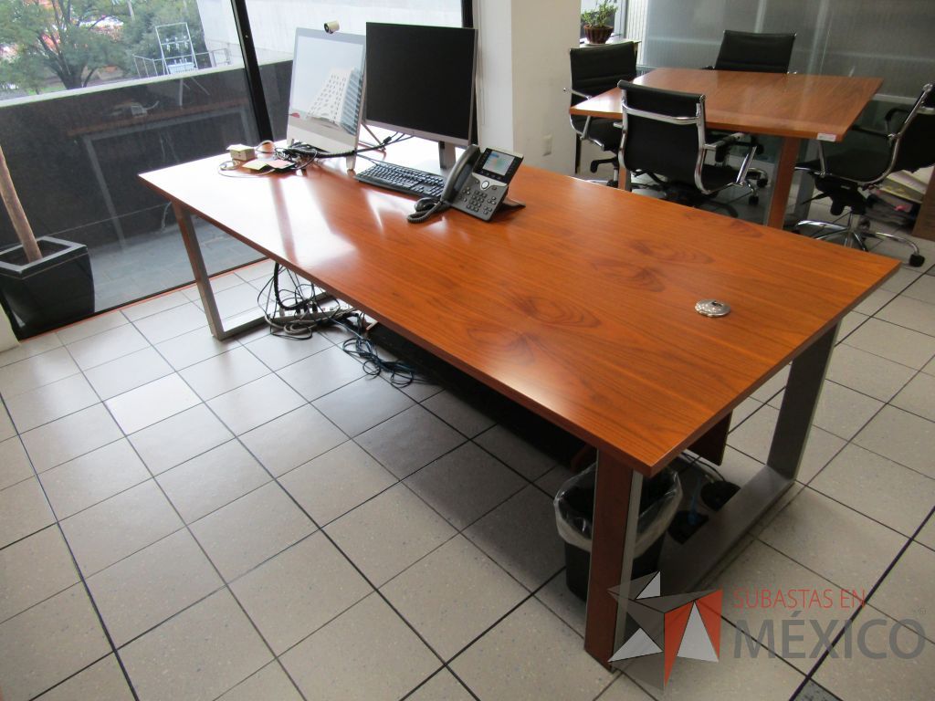 Lote 315 - Escritorio con estructura metálica y cubierta color café con orificios para cable