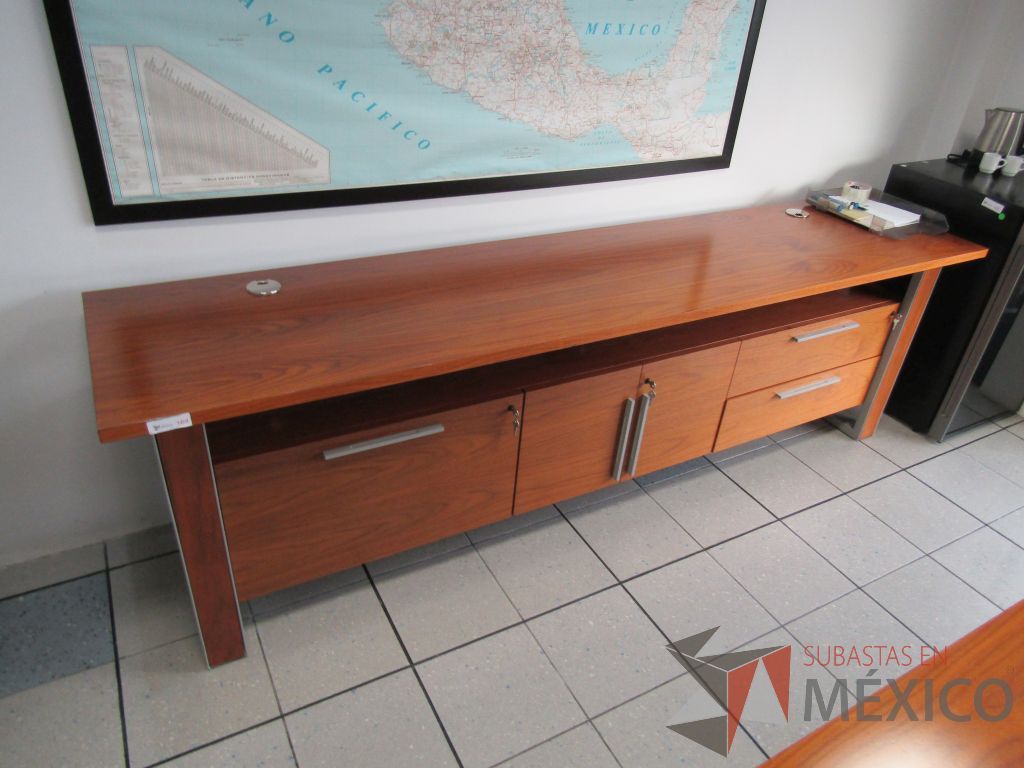 Lote 316 - Credenza con 3 cajones, 2 puertas y cubierta con orificios para cable - Imagen 2