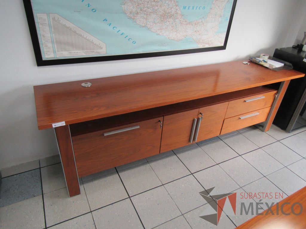 Lote 316 - Credenza con 3 cajones, 2 puertas y cubierta con orificios para cable - Imagen 3