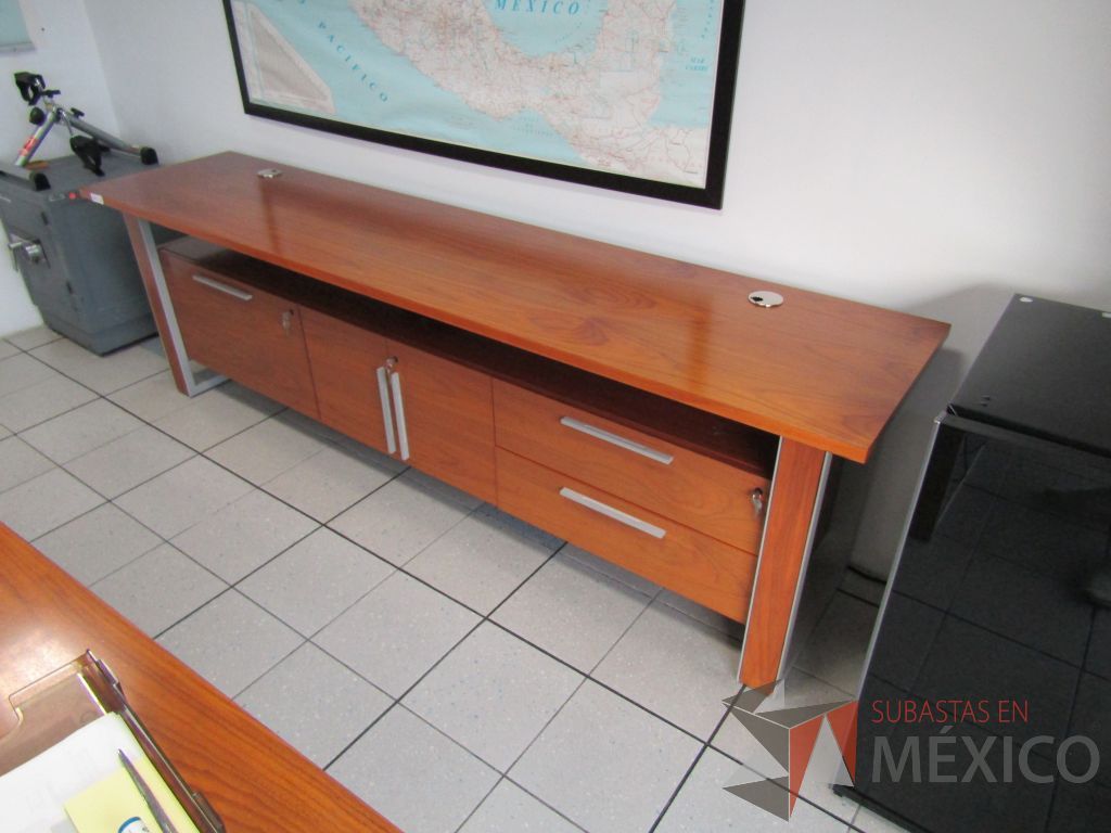 Lote 316 - Credenza con 3 cajones, 2 puertas y cubierta con orificios para cable