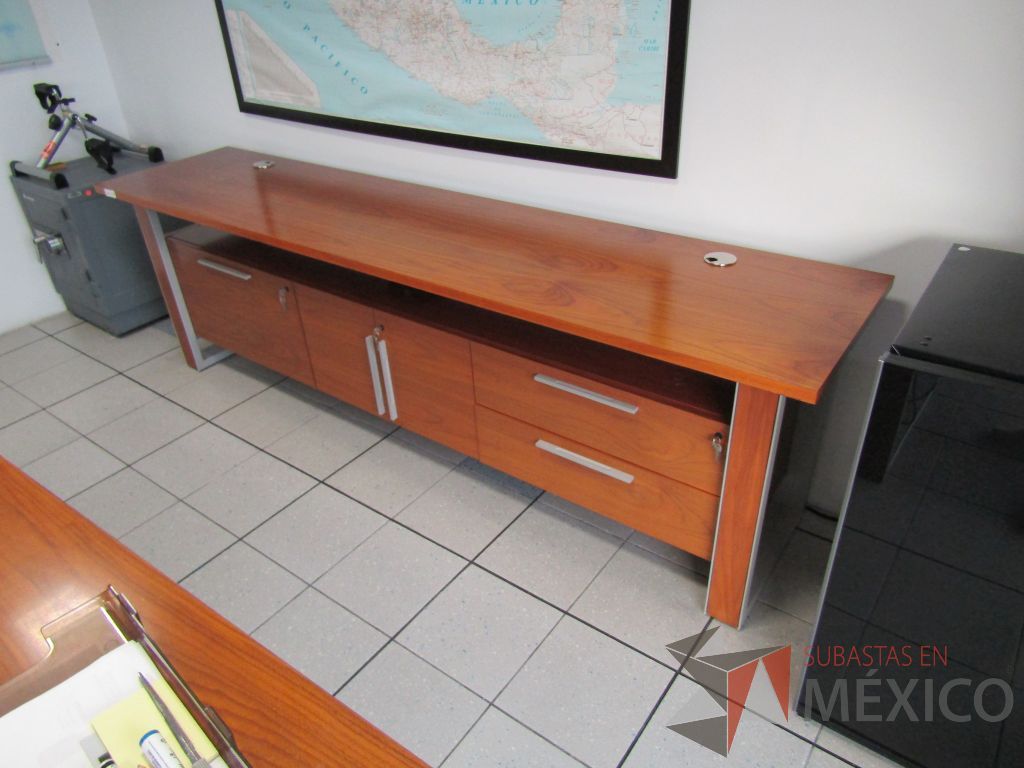 Lote 316 - Credenza con 3 cajones, 2 puertas y cubierta con orificios para cable - Imagen 4