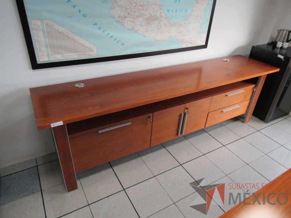 Lote 316 - Credenza con 3 cajones, 2 puertas y cubierta con orificios para cable - Imagen 6