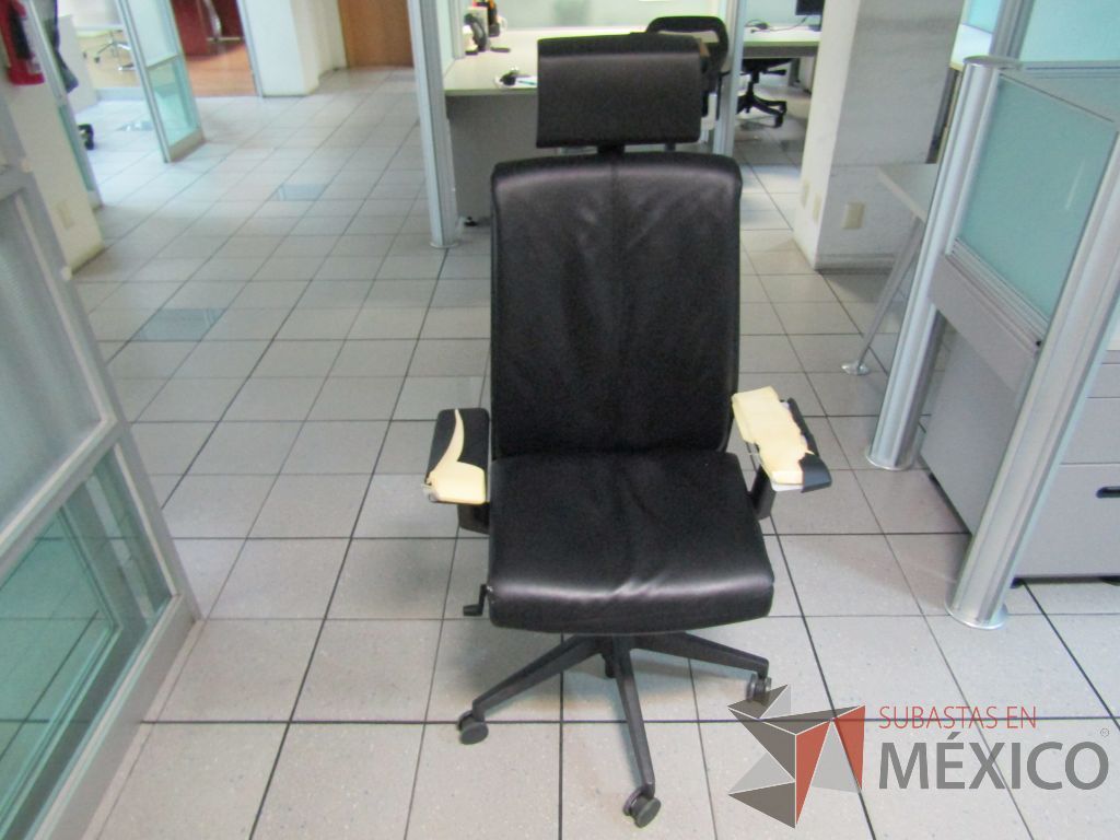 Lote 318 - Silla operativa con ruedas, descansabrazos, cabecera, asiento y respaldo en piel color negro - Imagen 8