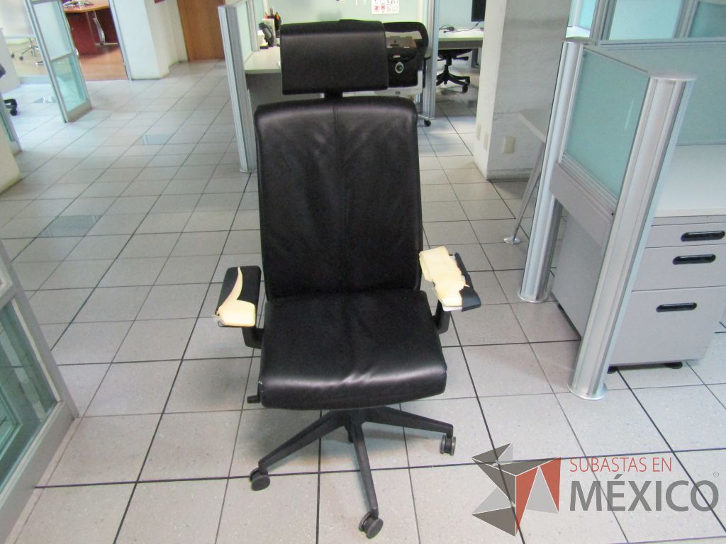 Lote 318 - Silla operativa con ruedas, descansabrazos, cabecera, asiento y respaldo en piel color negro - Imagen 7