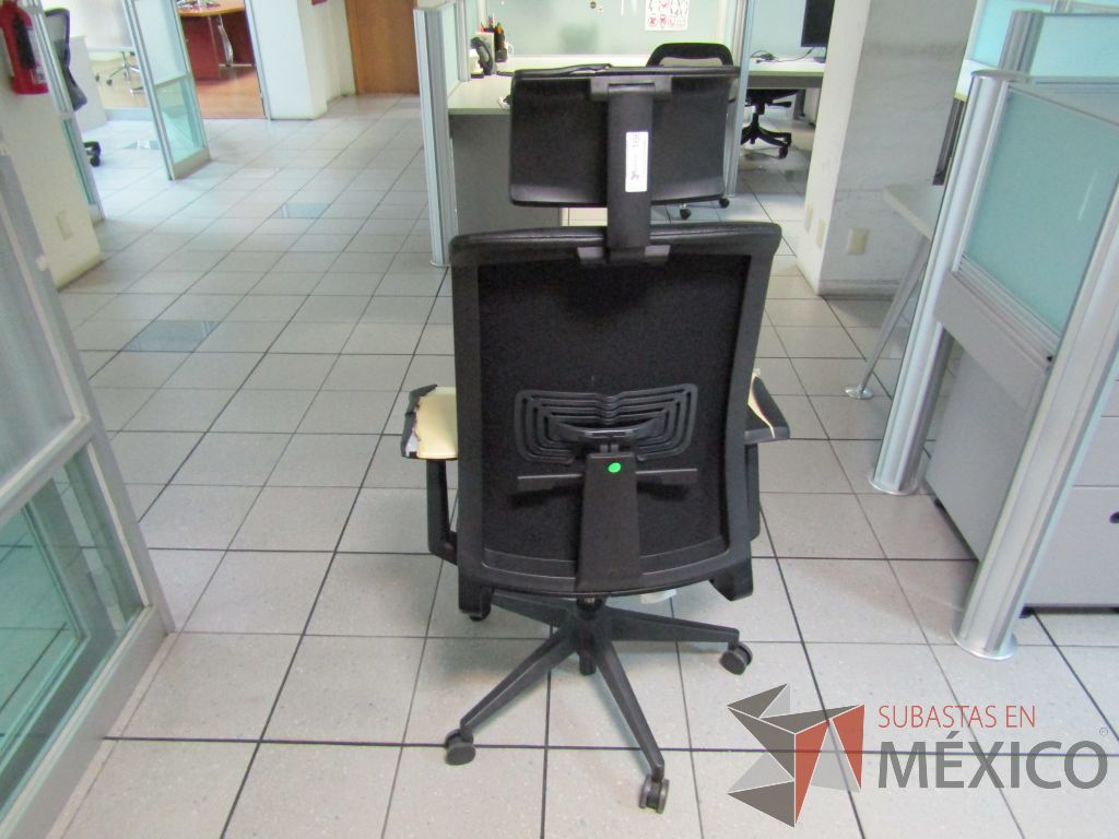 Lote 318 - Silla operativa con ruedas, descansabrazos, cabecera, asiento y respaldo en piel color negro - Imagen 5