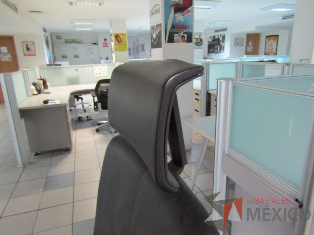 Lote 318 - Silla operativa con ruedas, descansabrazos, cabecera, asiento y respaldo en piel color negro - Imagen 3