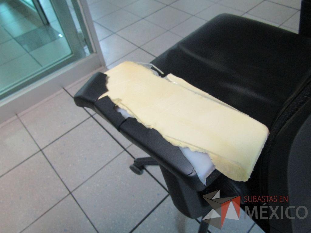 Lote 318 - Silla operativa con ruedas, descansabrazos, cabecera, asiento y respaldo en piel color negro - Imagen 2