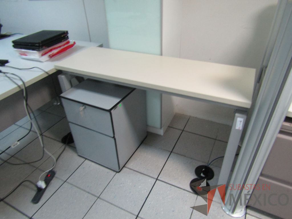 Lote 321 - Escritorio con archivero de 2 cajones color gris - Imagen 3