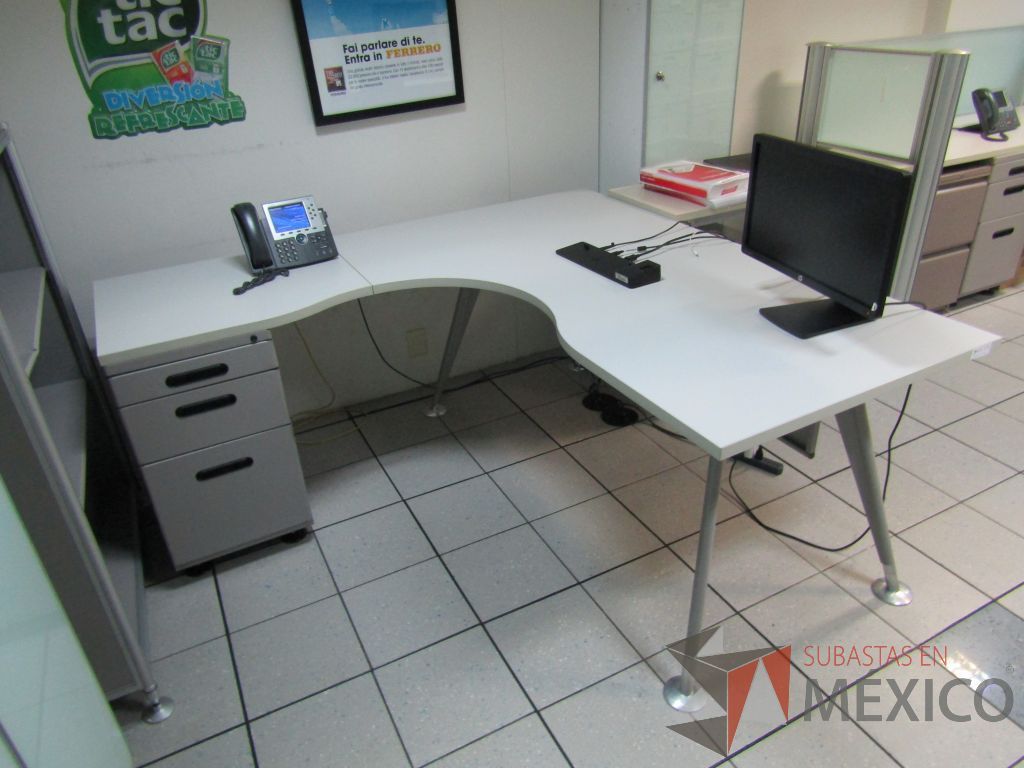 Lote 322 - Escritorio en escuadra con archivero de 3 cajones - Imagen 2