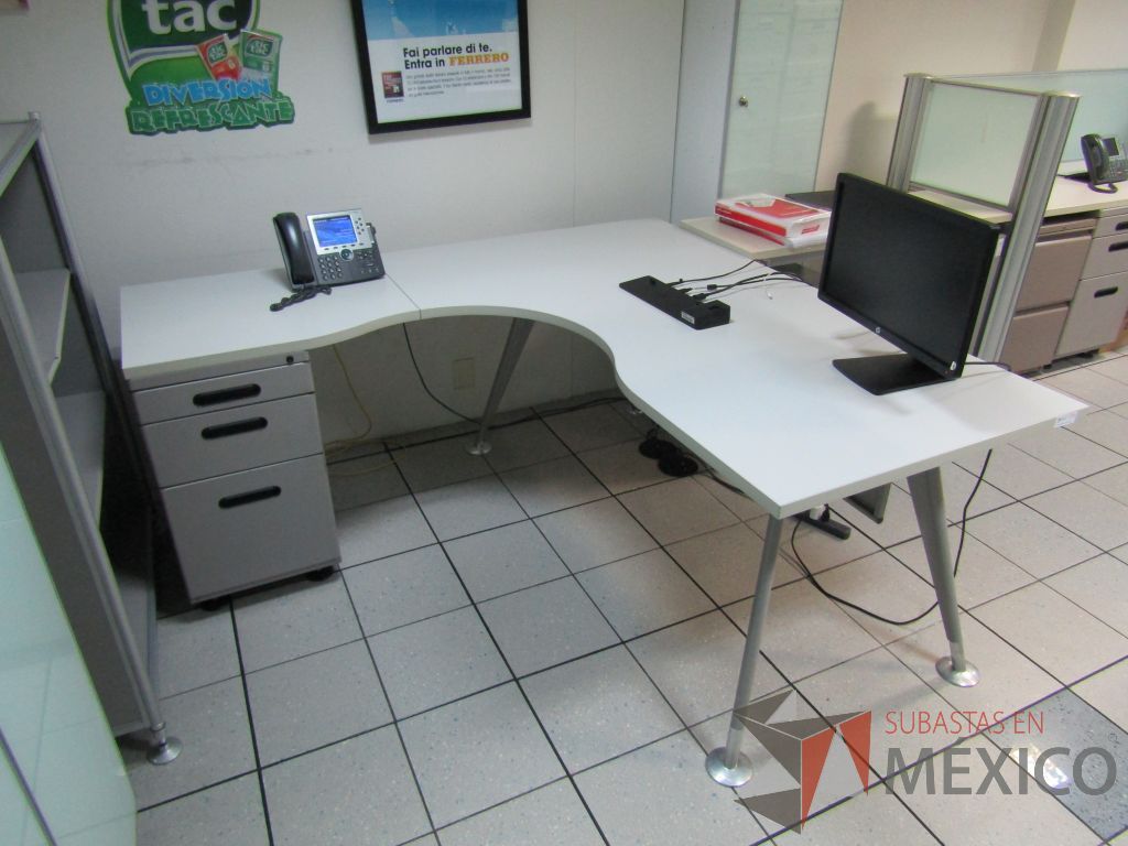 Lote 322 - Escritorio en escuadra con archivero de 3 cajones