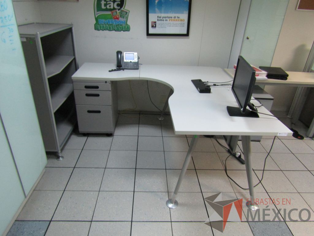Lote 322 - Escritorio en escuadra con archivero de 3 cajones - Imagen 3