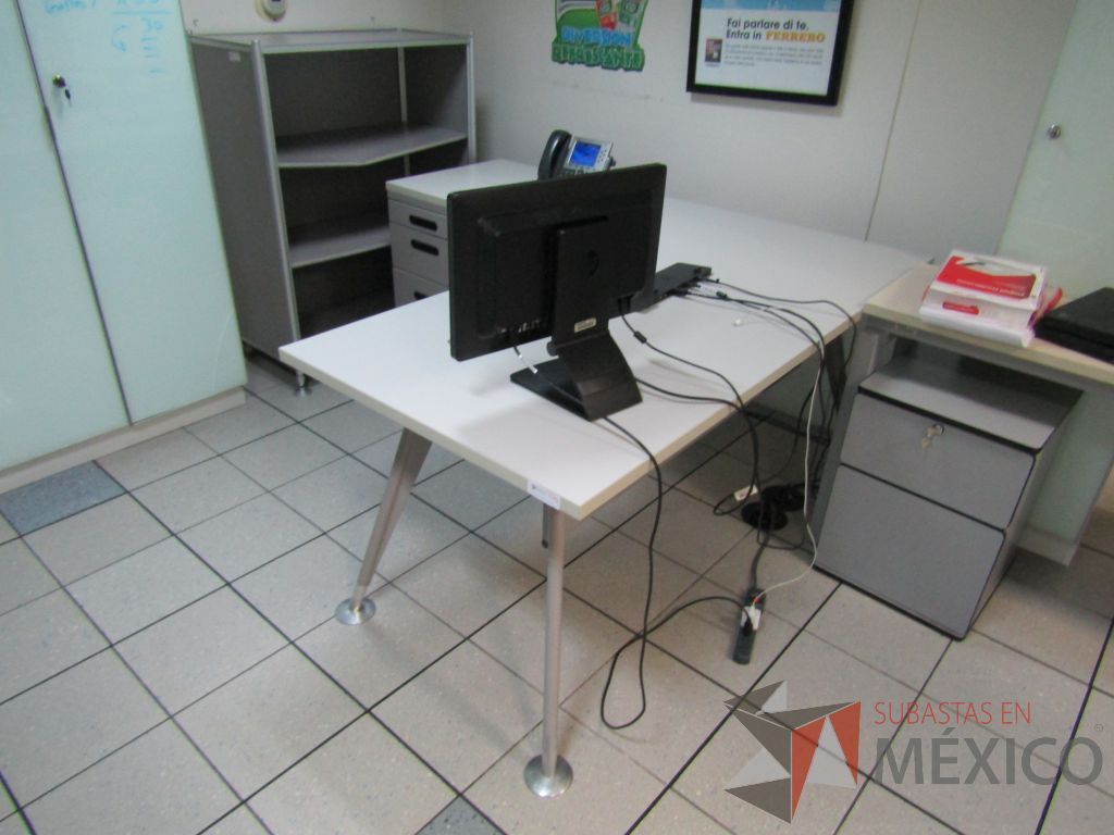 Lote 322 - Escritorio en escuadra con archivero de 3 cajones - Imagen 4