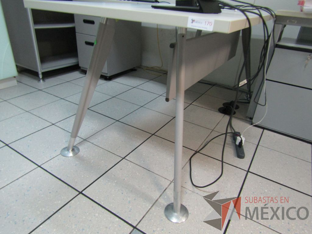 Lote 322 - Escritorio en escuadra con archivero de 3 cajones - Imagen 5