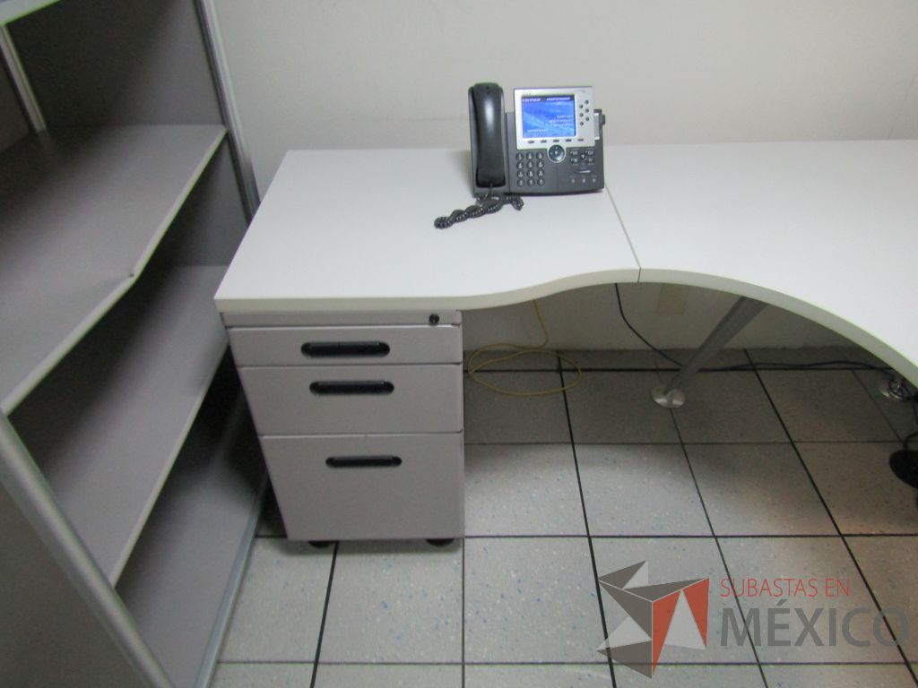Lote 322 - Escritorio en escuadra con archivero de 3 cajones - Imagen 6
