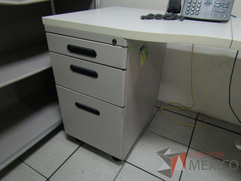 Lote 322 - Escritorio en escuadra con archivero de 3 cajones - Imagen 7