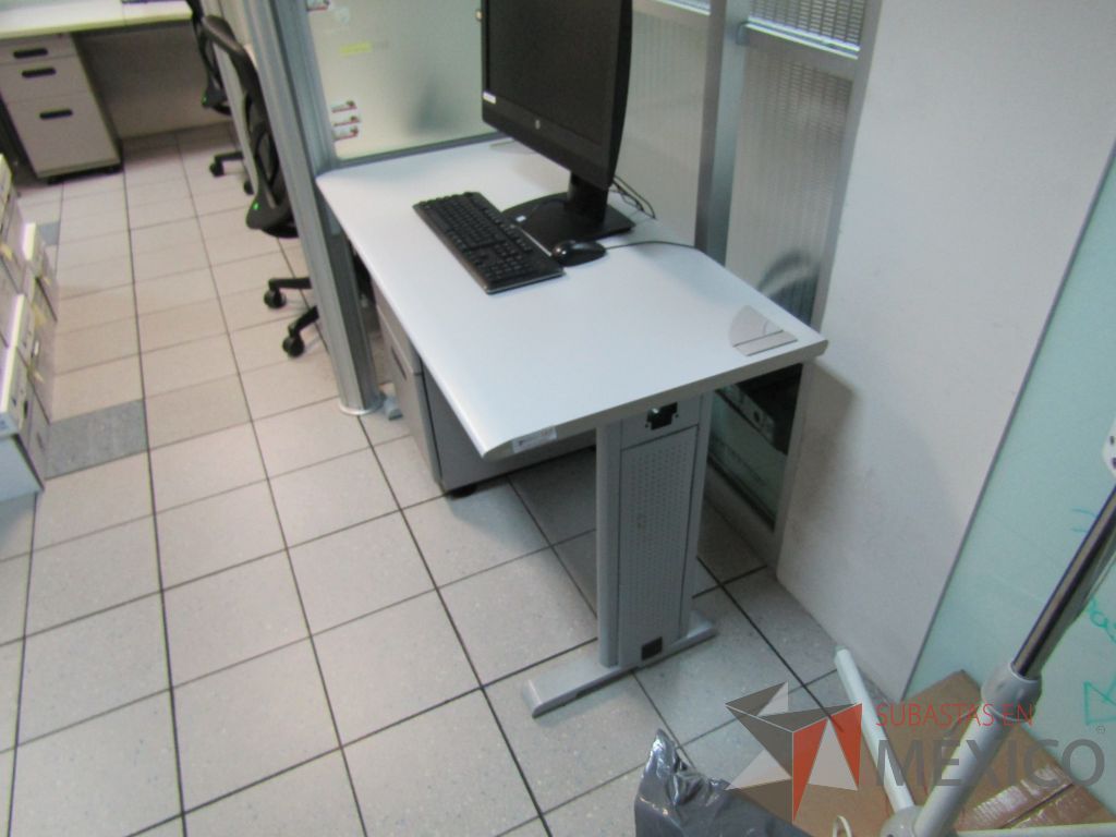 Lote 319 - Escritorio con cubierta con orificios para cable y archivero de 2 cajones color café - Imagen 5