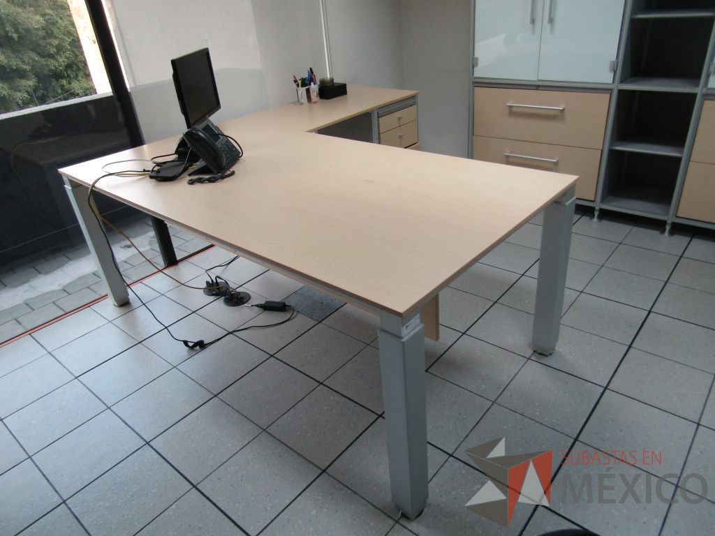 Lote 325 - Escritorio en escuadra con archivero de 3 cajones - Imagen 4