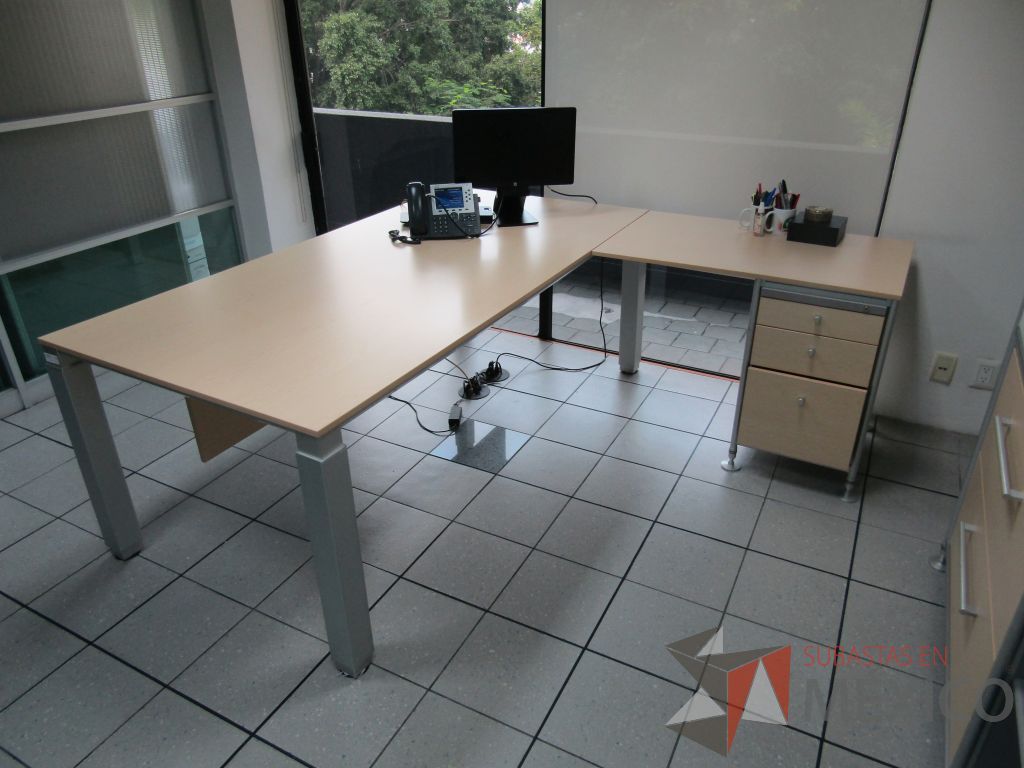Lote 325 - Escritorio en escuadra con archivero de 3 cajones