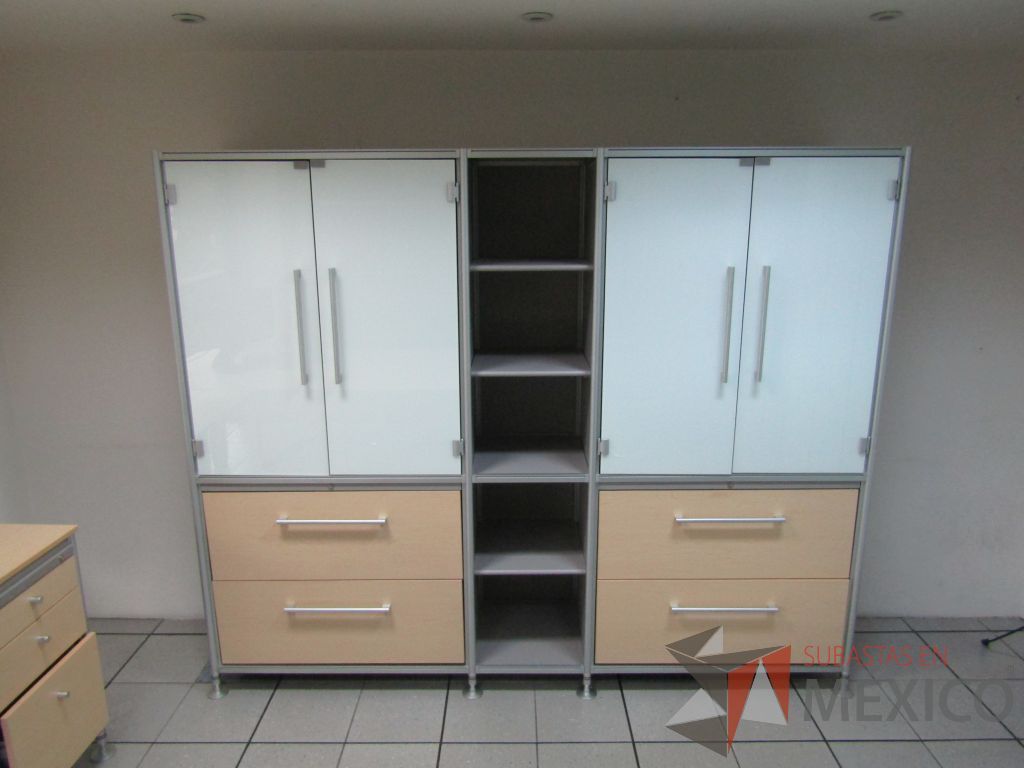 Lote 326 - Mueble con 4 cajones, 4 puertas y 4 entrepaños