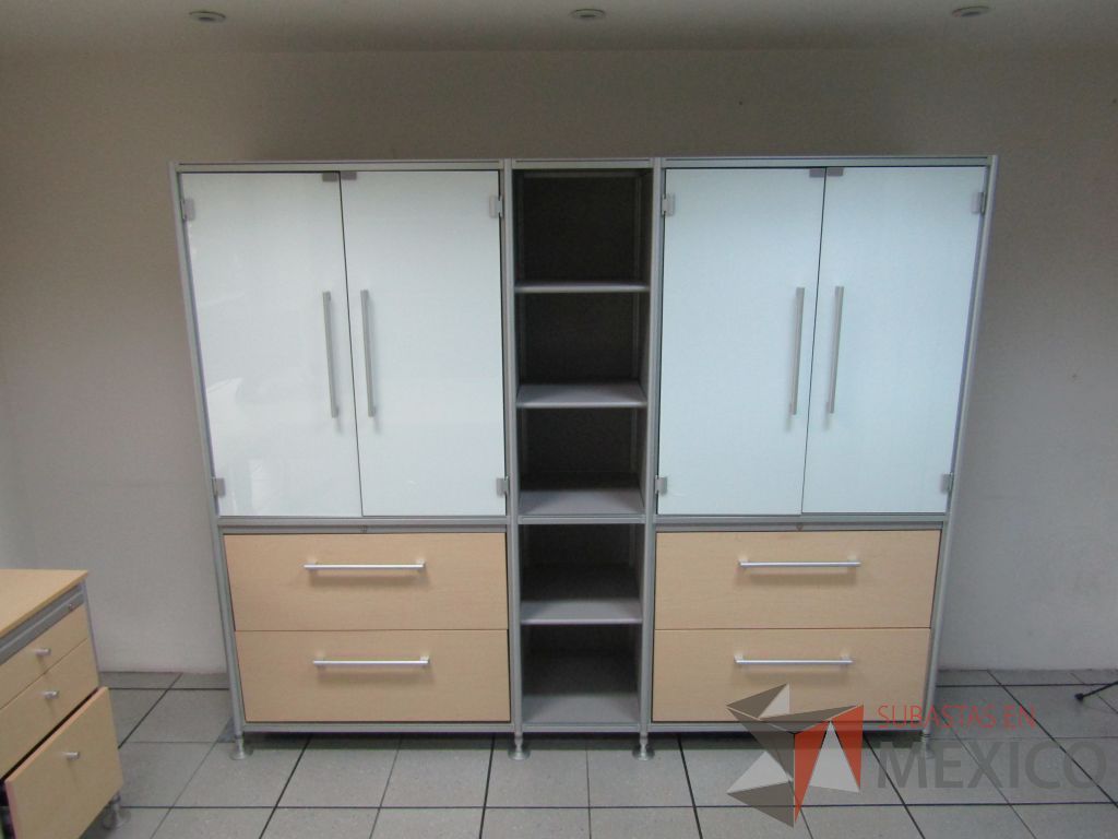 Lote 326 - Mueble con 4 cajones, 4 puertas y 4 entrepaños - Imagen 2