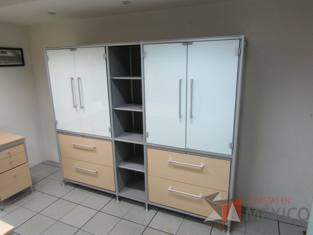 Lote 326 - Mueble con 4 cajones, 4 puertas y 4 entrepaños - Imagen 3