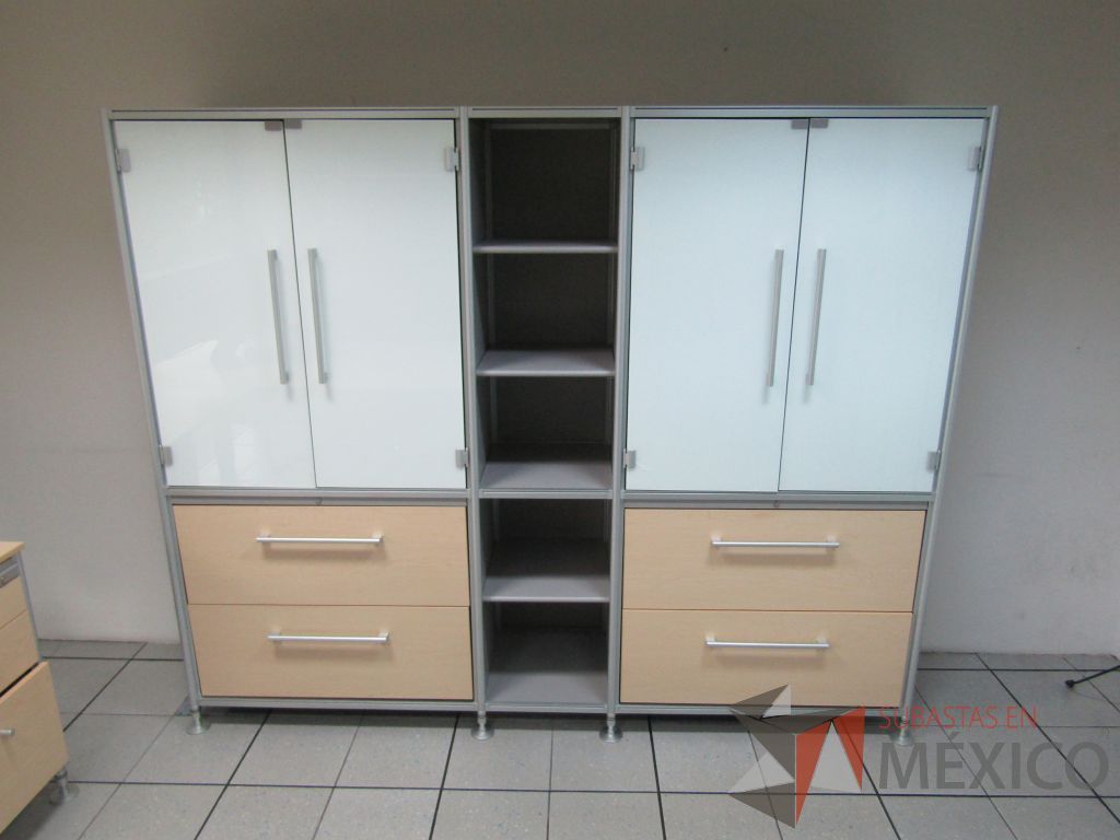 Lote 326 - Mueble con 4 cajones, 4 puertas y 4 entrepaños - Imagen 4